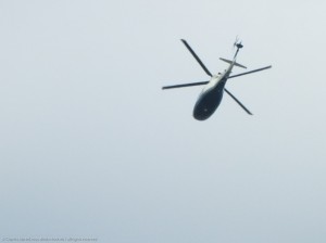 Hélicoptère en vol, le rotor semblant immobilisé